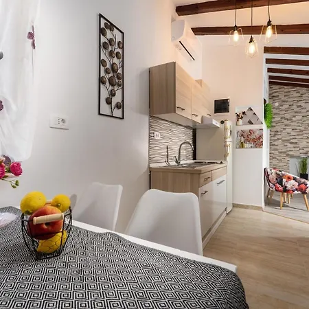 Relax In 2 Bedroom App In Old Town W/Ac And Wifi Rovinj Exterior photo